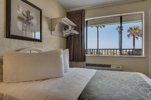Ramada by Wyndham Panama City Beach / Beachfront image 2